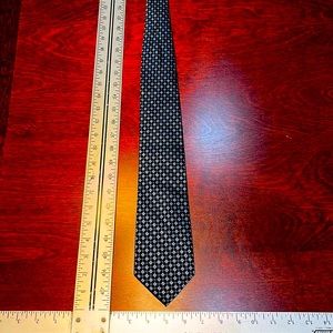 Hathaway 100% silk embroidered tie